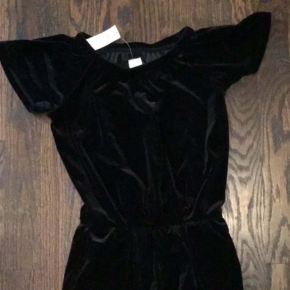 Gap Kids Girls Black Velour Jogger Style Jumpsuit.